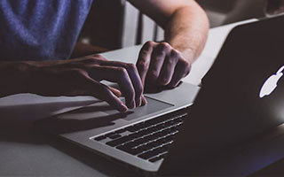 星空体育电脑版下载-曼联客场惊险获胜，球队士气大振