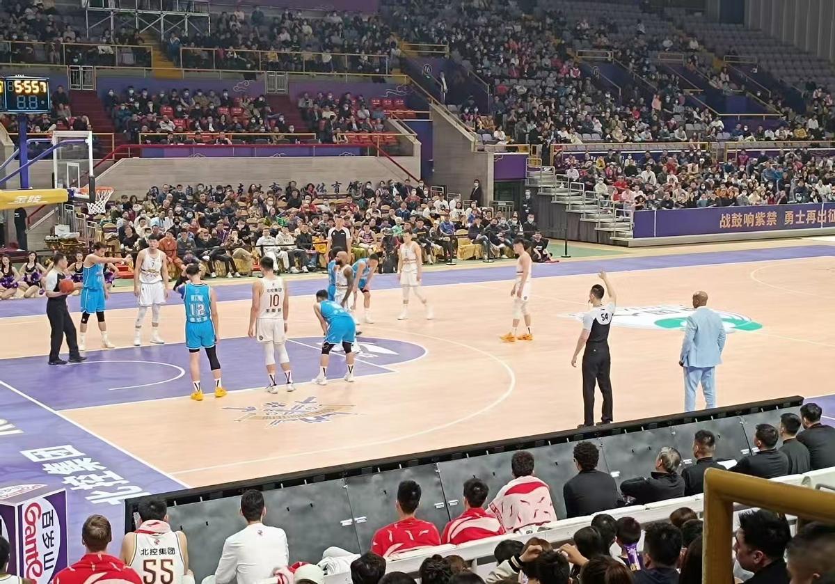 星空体育中国官网-沙拉基亚破门得分，难挡对手疯狂进攻